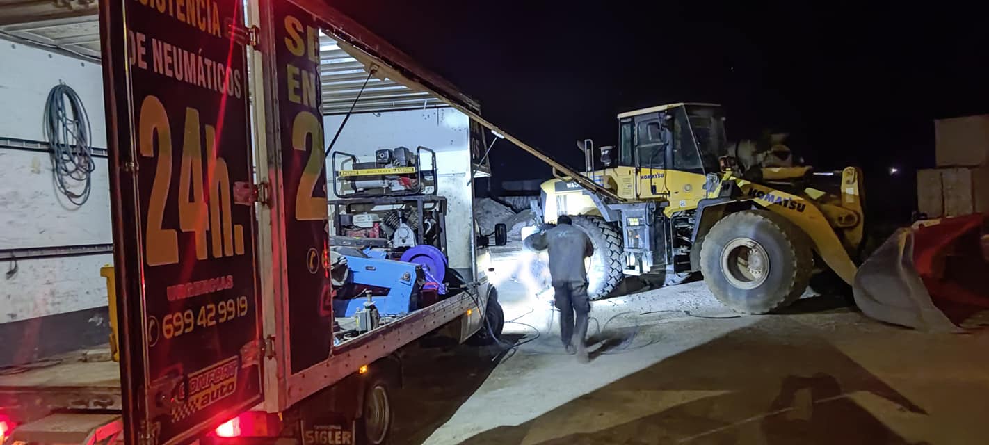 asistencia-de-neumaticos-24-horas-extremadura-retroexcavadora-don-benito